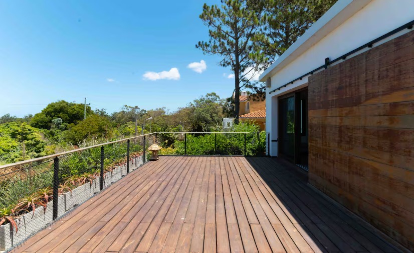 Linda casa de estilo colonial en altos de La Barra